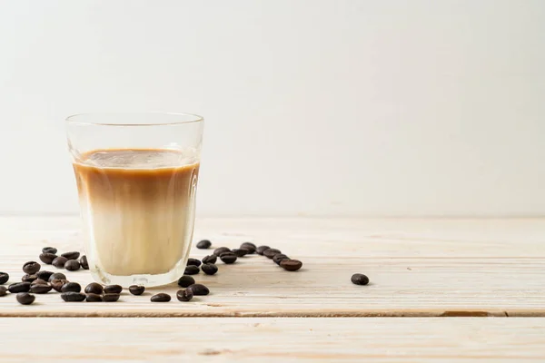 Smutsigt Kaffe Glas Kall Mjölk Toppad Med Varm Espresso Kaffe — Stockfoto