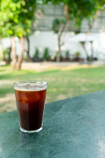 Kahve dükkanı ve restoranda buzlu americano kahve bardağı.