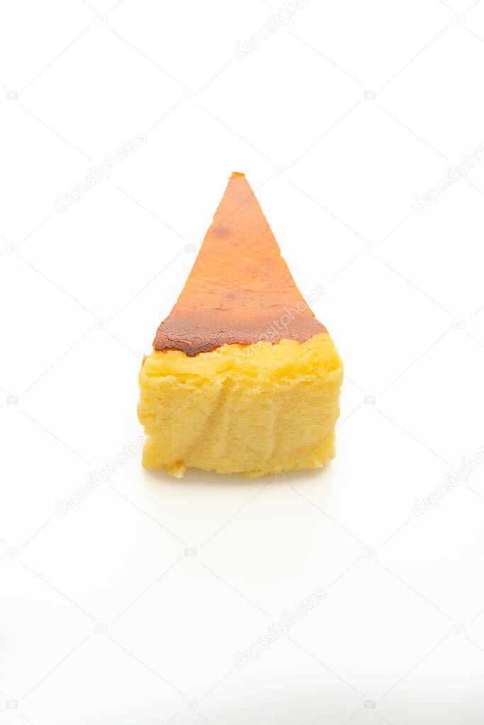 pastel de queso quemado casero aislado sobre fondo blanco 2023