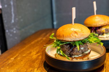 Peynirli biftek ve tabakta sos.