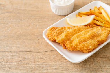 balık ve patates kızartması - kızarmış balık fileto patates cipsi ve limonlu beyaz tabak