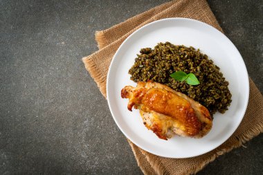 Kızarmış pesto pilavı ve beyaz tabakta kızarmış tavuk.