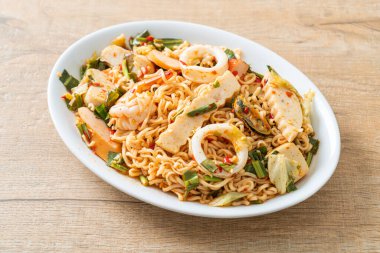 Anında baharatlı erişte salatası ve karışık et. Asya yemeği tarzı.