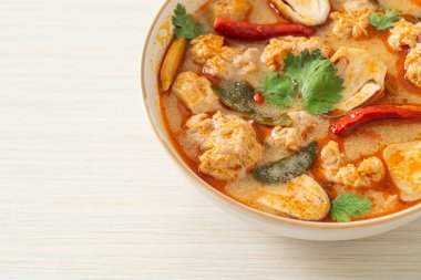 Mantarlı baharatlı domuz çorbası - Tom Yum - Asya usulü