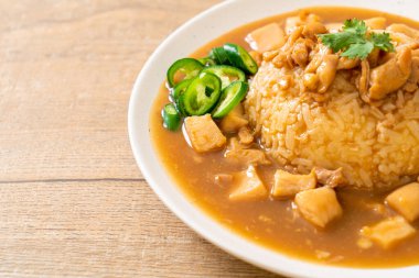 Kahverengi soslu tavuk mu yoksa pirinç soslu sos mu? Asya tarzı.