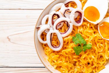 Mürekkep balığı ya da ahtapot kaseli tuzlu erişte.