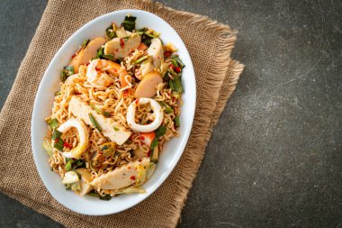 Anında baharatlı erişte salatası ve karışık et. Asya yemeği tarzı.