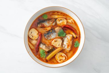 Tom Yum baharatlı çorbada uskumru konservesi - Asya usulü