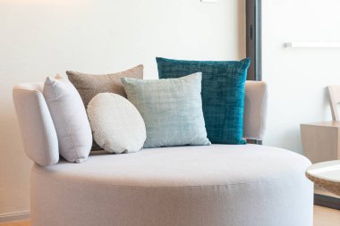 Kanepede güzel, rahat yastıklar.