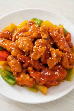 Kore usulü tatlı ve ekşi soslu kızarmış tavuk.