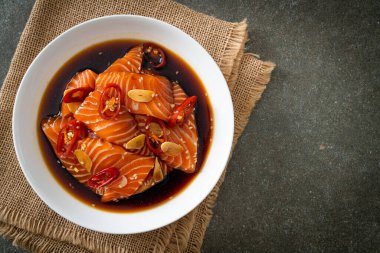 Shoyu soslu taze somon ya da soya soslu.