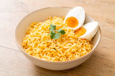 Hazır erişte kasesi ve tuzlu yumurta.