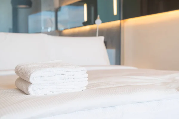 ベッドの上に白いシャワータオルが — ストック写真