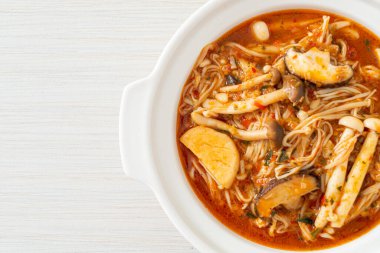 Tom Yum Çorbası ile karıştırılmış Baharatlı Mantar - Vejetaryen yemek tarzı