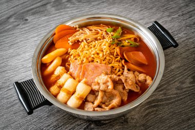 Budae Jjigae ya da Budaejjigae (ordu yahnisi ya da ordu üssü). Kimchi, konserve jambon, sosis, ramen eriştesi ve çok daha popüler Kore usulü sıcak yemek ile dolu.