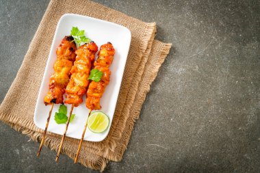 Baharatlı ve otlu ızgara tavuk şişi.