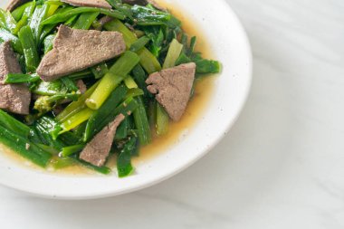 Domuz ciğeri ile karıştırılmış soğan kökü - Asya usulü.