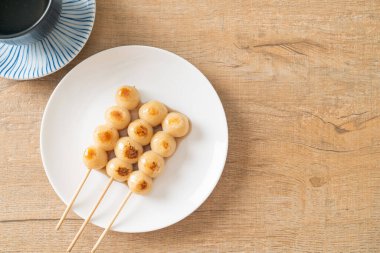 Mitarashi dango. Japon usulü soya soslu hamur tatlısı.