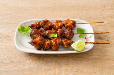 Izgara tavuk şişi. Tabakta baharat ve şifalı otlar var.