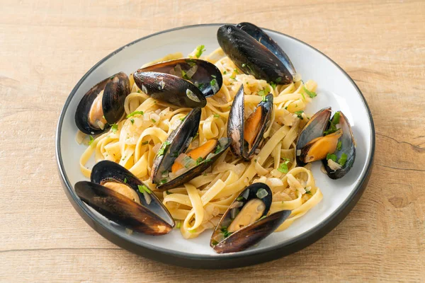 Linguine spagetti makarna vongole beyaz şarap sosu İtalyan deniz ürünleri makarna ve midye