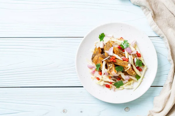 Baharatlı salatalı gevrek gourami balığı. Asya usulü.