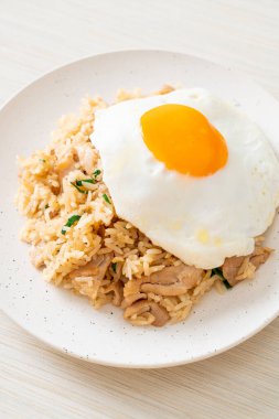 Japon usulü kızarmış pilav ve kızarmış yumurta. Asya usulü.