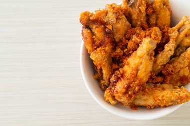 Beyaz kasede kızarmış tavuk kanadı.