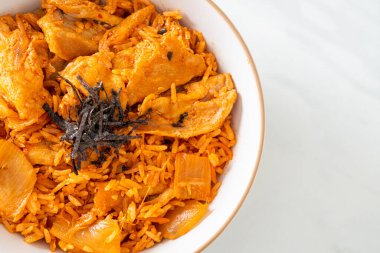 Kore usulü domuz dilimlenmiş kimchi pilavı.