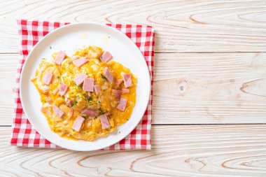 Pirinçli kremalı omlet veya jambonlu pilav ve yumuşak omlet.