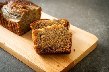 Tahtada dilimlenmiş muz keki.