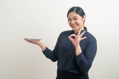 Elinde boş tabakla Asyalı bir kadın portresi.