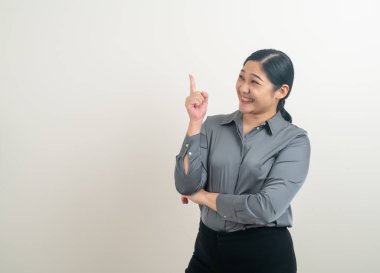 Beyaz arka planlı Asyalı kadın portresi