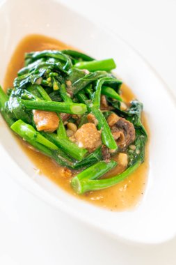 Çin lahanalı kızarmış balık, Asya usulü.