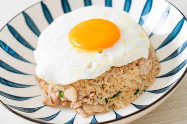 Japon usulü kızarmış pilav ve kızarmış yumurta. Asya usulü.