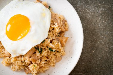 Japon usulü kızarmış pilav ve kızarmış yumurta. Asya usulü.