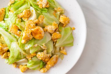 Ev yapımı kızarmış lahana ve tabakta yumurta.