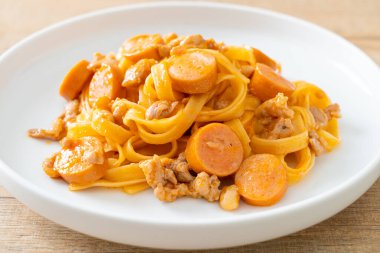 Ev yapımı spagetti sosisi ve kıymalı domuz eti.