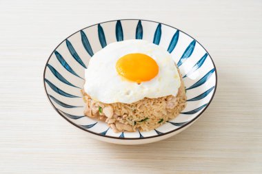 Japon usulü kızarmış pilav ve kızarmış yumurta. Asya usulü.