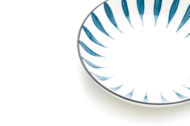 boş güzel ve klasik seramik plaka beyaz arkaplanda izole