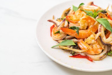 Kızarmış baharatlı deniz yemekleri (Pad Cha Talay) - Tayland yemeği tarzı