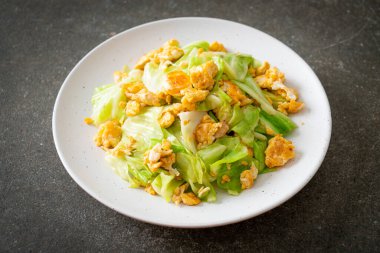 Ev yapımı kızarmış lahana ve tabakta yumurta.