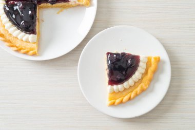 Lezzetli yaban mersinli turta beyaz tabakta