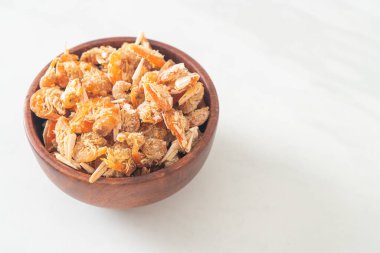 Kurutulmuş karides ya da kase içinde kurutulmuş tuzlanmış karides.