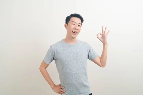 Portret Jong Aziatisch Man Duimen Omhoog Hand Teken Witte Achtergrond — Stockfoto