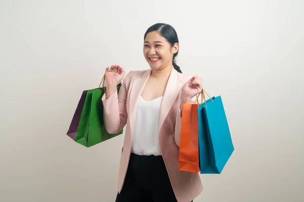 白い背景を持つ手にショッピングバッグを持つアジアの女性 — ストック写真