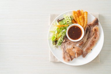 Tayland baharatlı soslu ızgara domuz pirzolası bifteği veya Jaew sosu - füzyon yemeği tarzı