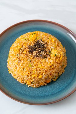 Kore usulü yumurta ile kızartılmış pirinç. Asya usulü.