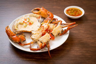 Baharatlı deniz ürünleri soslu taze sütle haşlanmış yumurta yengeci.