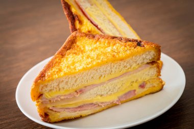 Beyaz tabakta ev yapımı jambonlu peynir.