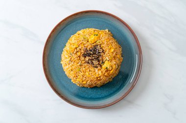 Kore usulü yumurta ile kızartılmış pirinç. Asya usulü.